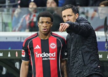 Dino Toppmöller gibt Geheimtipp Jessic Ngankam Anweisungen