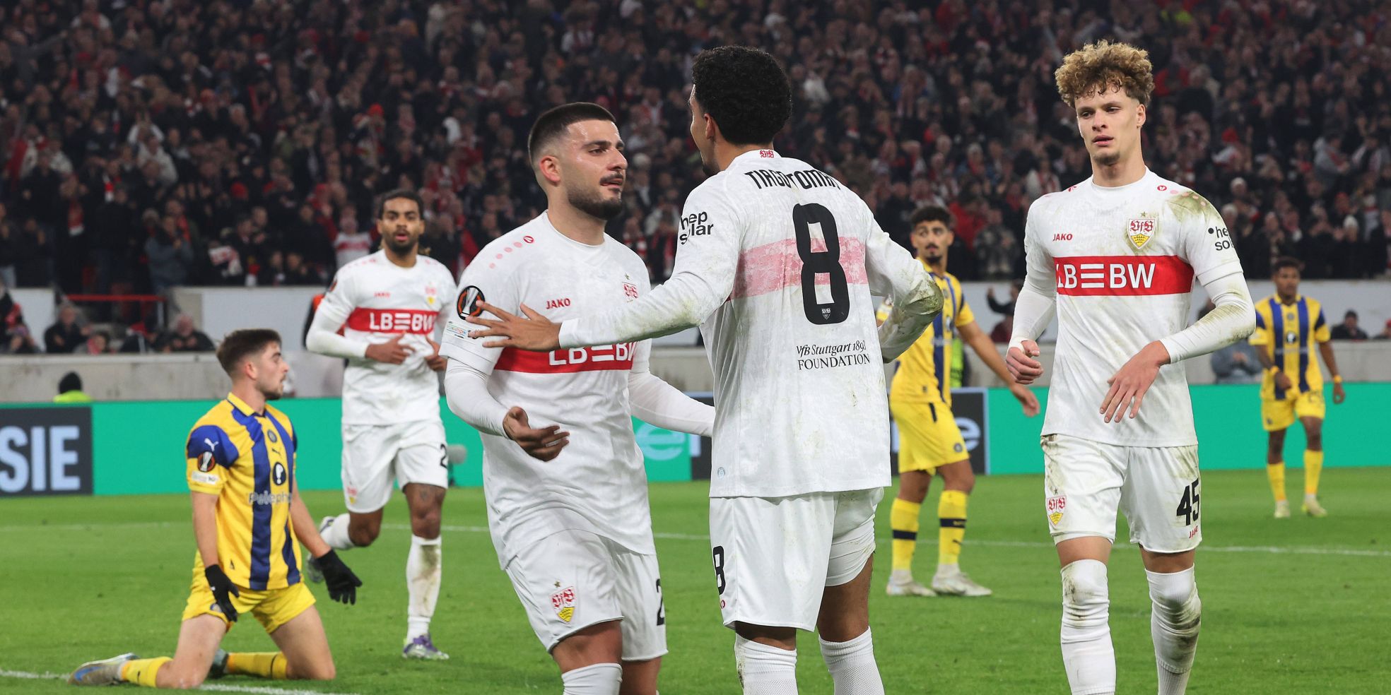 Lazar Jovanovic (r.) könnte den VfB Stuttgart verlassen