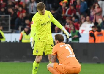 Moritz Nicolas (Gladbach) und Mark Flekken (Bayer Leverkusen)