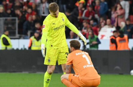 Moritz Nicolas (Gladbach) und Mark Flekken (Bayer Leverkusen)