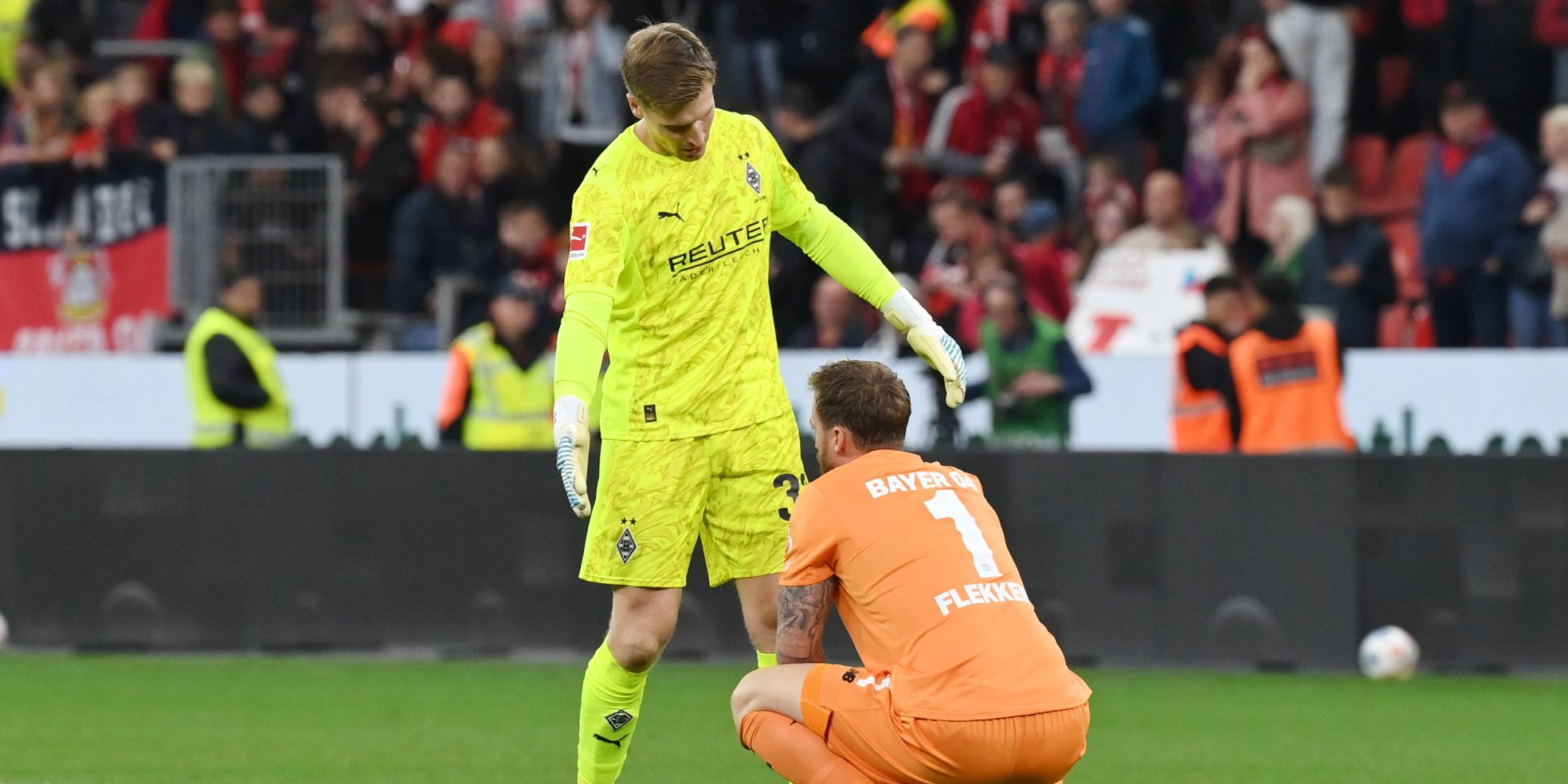 Moritz Nicolas (Gladbach) und Mark Flekken (Bayer Leverkusen)