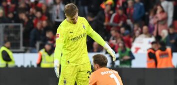 Moritz Nicolas (Gladbach) und Mark Flekken (Bayer Leverkusen)