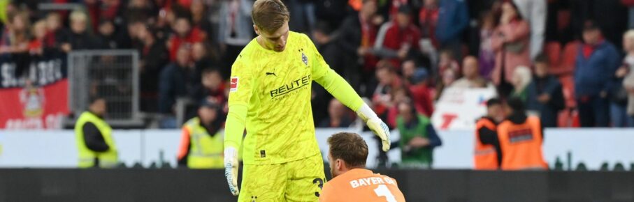 Moritz Nicolas (Gladbach) und Mark Flekken (Bayer Leverkusen)