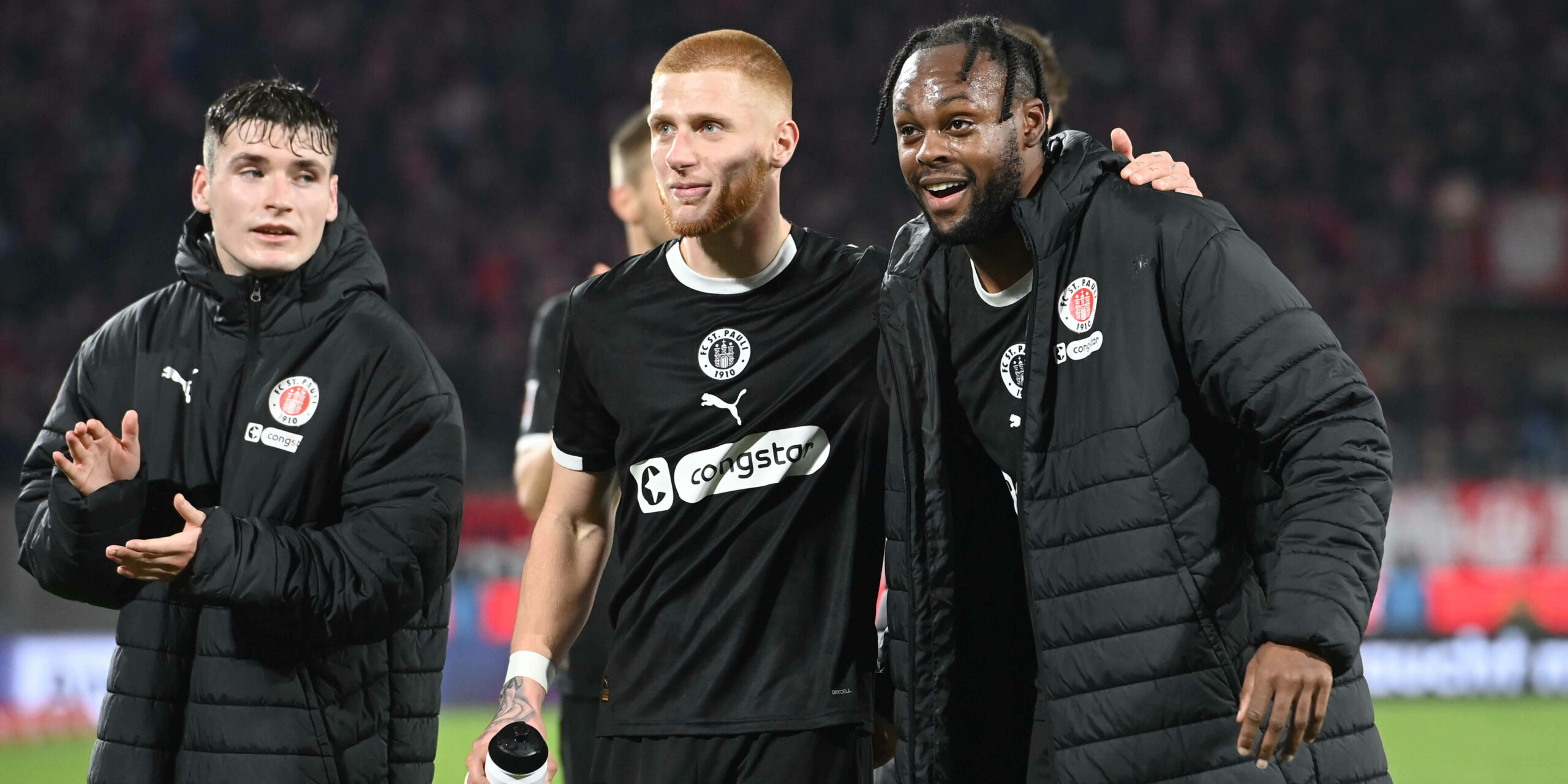 Louis Oppie (m.) und der FC St. Pauli sind im Aufwind.