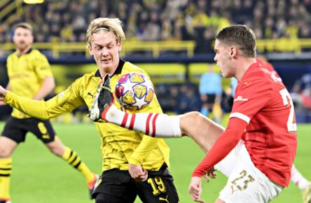 PSV Eindhovens Sechser Joey Veerman im Champions-League-Duell mit BVB-Star Julian Brandt