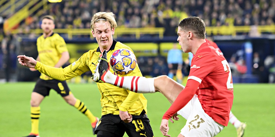 PSV Eindhovens Sechser Joey Veerman im Champions-League-Duell mit BVB-Star Julian Brandt