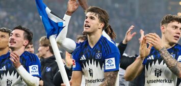 Luka Vuskovic feiert nach dem Derbysieg mit der HSV-Eckfahne als Flagge in der Hand.