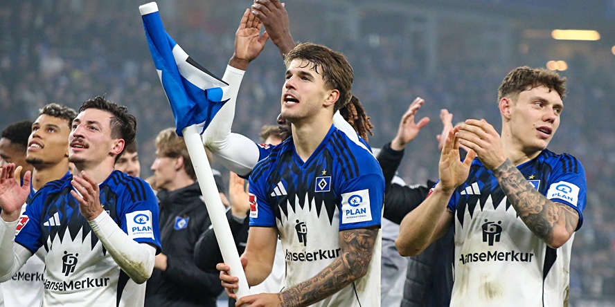 Luka Vuskovic feiert nach dem Derbysieg mit der HSV-Eckfahne als Flagge in der Hand.
