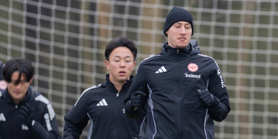 Eintracht Frankfurts Neuzugänge Keita Kosugi und Younes Ebnoutalib bereiten sich auf den Wiederbeginn der Bundesliga vor.