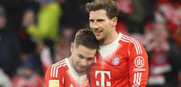 8 Leon Goretzka und 22 Raphael Adelino Jose Guerreiro FCB bejubeln das Tor zum 8-1, Jubel, Torjubel Fussball / 1. BL / FC Bayern München - VfL Wolfsburg / 11.01.2026 / Allianz Arena / FOTO: Mladen Lackovic / LakoPress *** 8 Leon Goretzka and 22 Raphael Adelino Jose Guerreiro FCB celebrate the goal to 8 1, cheer, goal celebration Football 1 BL FC Bayern München VfL Wolfsburg 11 01 2026 Allianz Arena PHOTO Mladen Lackovic LakoPress