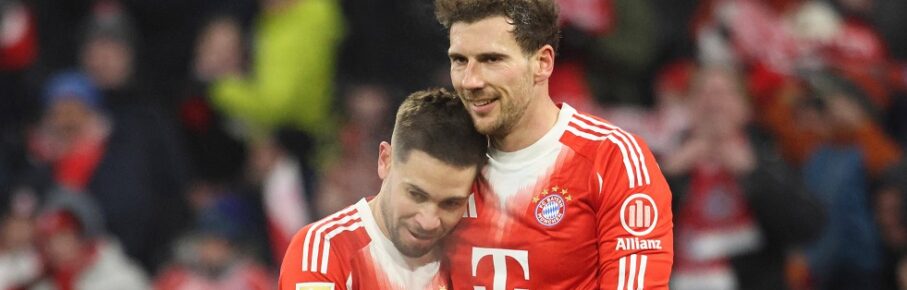 8 Leon Goretzka und 22 Raphael Adelino Jose Guerreiro FCB bejubeln das Tor zum 8-1, Jubel, Torjubel Fussball / 1. BL / FC Bayern München - VfL Wolfsburg / 11.01.2026 / Allianz Arena / FOTO: Mladen Lackovic / LakoPress *** 8 Leon Goretzka and 22 Raphael Adelino Jose Guerreiro FCB celebrate the goal to 8 1, cheer, goal celebration Football 1 BL FC Bayern München VfL Wolfsburg 11 01 2026 Allianz Arena PHOTO Mladen Lackovic LakoPress