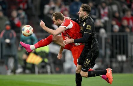 Arthur Chaves vom FC Augsburg im Duell mit Harry Kane vom FC Bayern