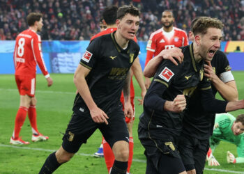 Arthur Chaves bejubelt sein Tor für den FC Augsburg gegen die Bayern.