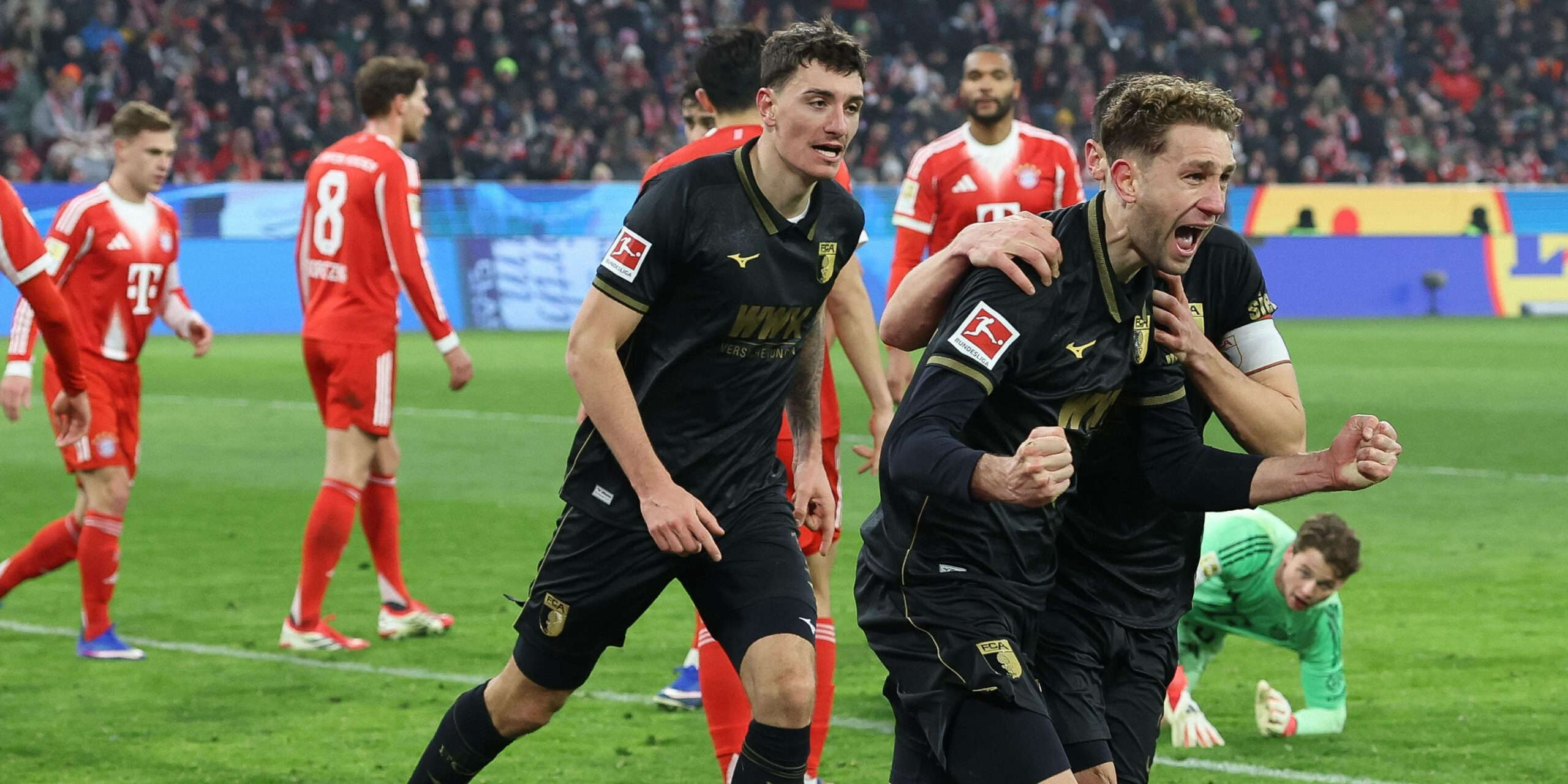 Arthur Chaves bejubelt sein Tor für den FC Augsburg gegen die Bayern.