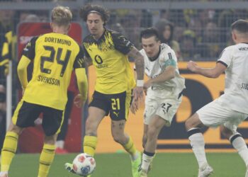 Rocco Reitz von Gladbach und Fabio Silva vom BVB