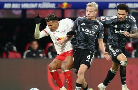 Eintracht Frankfurts Oscar Hojlund (Mitte) hat offenbar das Interesse von Besiktas Istanbul auf sich gezogen.