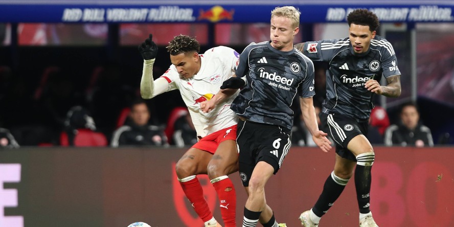 Eintracht Frankfurts Oscar Hojlund (Mitte) hat offenbar das Interesse von Besiktas Istanbul auf sich gezogen.