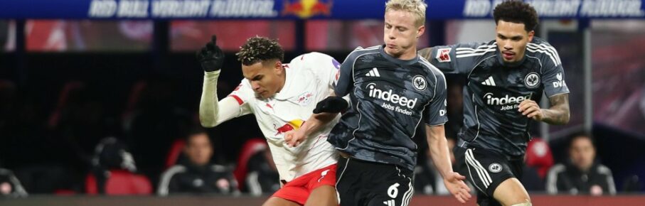 Eintracht Frankfurts Oscar Hojlund (Mitte) hat offenbar das Interesse von Besiktas Istanbul auf sich gezogen.