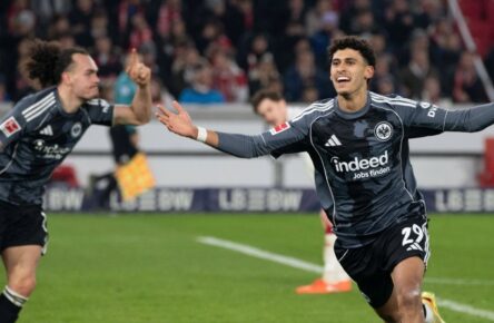 Frankfurts Ayoube Amaimouni-Echghouyab bejubelt sein Tor zum 2:2.
