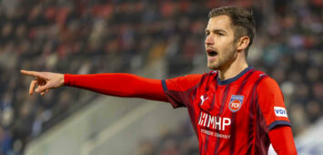 21.12.2025, Fussball Bundesliga 2025/2026, 15.Spieltag, 1.FC Heidenheim - FC Bayern München, in der Voith-Arena Heidenheim. Marvin Pieringer 1. FC Heidenheim gibt Anweisungen. *** 21 12 2025, Soccer Bundesliga 2025 2026, Matchday 15, 1 FC Heidenheim FC Bayern Munich, in the Voith Arena Heidenheim Marvin Pieringer 1 FC Heidenheim gives instructions