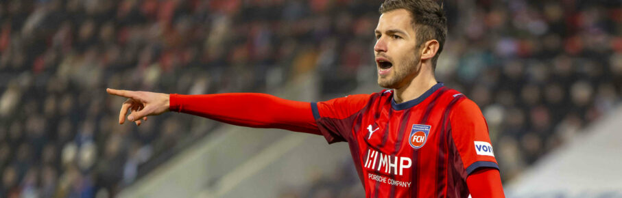 21.12.2025, Fussball Bundesliga 2025/2026, 15.Spieltag, 1.FC Heidenheim - FC Bayern München, in der Voith-Arena Heidenheim. Marvin Pieringer 1. FC Heidenheim gibt Anweisungen. *** 21 12 2025, Soccer Bundesliga 2025 2026, Matchday 15, 1 FC Heidenheim FC Bayern Munich, in the Voith Arena Heidenheim Marvin Pieringer 1 FC Heidenheim gives instructions