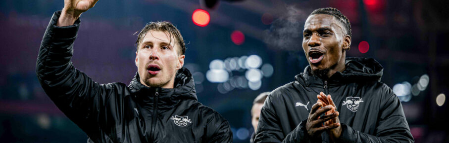 Leipzigs Willi Orban und Ezechiel Banzuzi - Schlussjubel. Fussball 1. Bundesliga, 13. Spieltag: RB Leipzig - Eintracht Frankfurt 6:0. 6. Dezember 2025: Leipzig, Red Bull Arena. RB Leipzig - Eintracht Frankfurt 6:0 *** Leipzigs Willi Orban and Ezechiel Banzuzi final cheer Football 1 Bundesliga, Matchday 13 RB Leipzig Eintracht Frankfurt 6 0 6 December 2025 Leipzig, Red Bull Arena RB Leipzig Eintracht Frankfurt 6 0