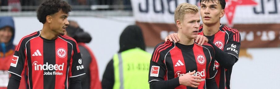 Eintracht Frankfurt - FC St. Pauli, 1. FBL Jonathan Burkardt, Jonny Burkardt Eintracht Frankfurt, 9 jubelt nach dem Tor zum 0:1. Links Nathaniel Brown Eintracht Frankfurt, 21, rechts Can Uzun Eintracht Frankfurt, 42. Bundesligaspiel zwischen Eintracht Frankfurt und dem FC St. Pauli am 25. Oktober 2025 im Deutsche Bank Park in Frankfurt am Main., Frankfurt am Main Hessen Deutschland Deutsche Bank Park *** Eintracht Frankfurt FC St Pauli, 1 FBL Jonathan Burkardt, Jonny Burkardt Eintracht Frankfurt, 9 cheers after the goal to 0 1 Left Nathaniel Brown Eintracht Frankfurt, 21 , right Can Uzun Eintracht Frankfurt, 42 Bundesliga match between Eintracht Frankfurt and FC St Pauli on October 25, 2025 at Deutsche Bank Park in Frankfurt am Main , Frankfurt am Main Hessen Germany Deutsche Bank Park