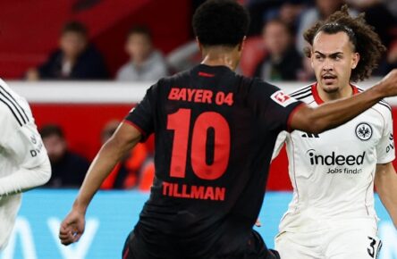 1. Bundesliga, 3. Spieltag: Bayer 04 Leverkusen - Eintracht Frankfurt, BayArena, Jonathan Burkardt Eintracht Frankfurt, Malik Tillman Bayer 04 Leverkusen und Arthur Theate Eintracht Frankfurt im Zweikampf, / DFB / DFL REGULATIONS PROHIBIT ANY USE OF PHOTOGRAPHS AS IMAGE SEQUENCES AND/OR QUASI-VIDEO. *** 1 Bundesliga, Matchday 3 Bayer 04 Leverkusen Eintracht Frankfurt, BayArena, Jonathan Burkardt Eintracht Frankfurt , Malik Tillman Bayer 04 Leverkusen and Arthur Theate Eintracht Frankfurt in a duel, DFB DFL REGULATIONS PROHIBIT ANY USE OF PHOTOGRAPHS AS IMAGE SEQUENCES AND OR QUASI VIDEO Copyright: JoachimxBywaletz/xJB-Sportfoto