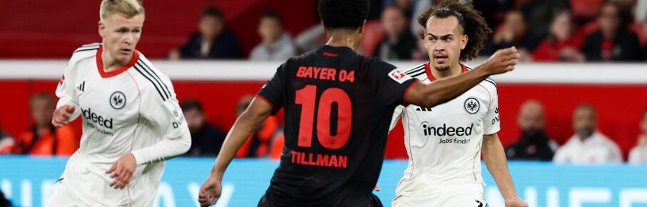 1. Bundesliga, 3. Spieltag: Bayer 04 Leverkusen - Eintracht Frankfurt, BayArena, Jonathan Burkardt Eintracht Frankfurt, Malik Tillman Bayer 04 Leverkusen und Arthur Theate Eintracht Frankfurt im Zweikampf, / DFB / DFL REGULATIONS PROHIBIT ANY USE OF PHOTOGRAPHS AS IMAGE SEQUENCES AND/OR QUASI-VIDEO. *** 1 Bundesliga, Matchday 3 Bayer 04 Leverkusen Eintracht Frankfurt, BayArena, Jonathan Burkardt Eintracht Frankfurt , Malik Tillman Bayer 04 Leverkusen and Arthur Theate Eintracht Frankfurt in a duel, DFB DFL REGULATIONS PROHIBIT ANY USE OF PHOTOGRAPHS AS IMAGE SEQUENCES AND OR QUASI VIDEO Copyright: JoachimxBywaletz/xJB-Sportfoto