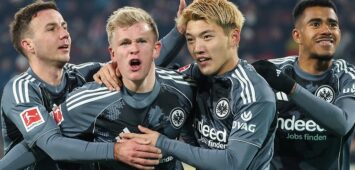 1. Bundesliga - 25/26 - 1. FC Köln - Eintracht Frankfurt am 22.11.2025 im RheinEnergieSTADION in Köln Jubel, Torjubel, Torschuetze, Torschütze Jonathan / Jonny Burkardt Frankfurt 9 jubelt nach seinem Tor zum 1 zu 3 mit der Mannschaft , hier mit Mario Götze / Goetze / Gotze Frankfurt 27 , Ansgar Knauff Frankfurt 7 und Ritsu Doan Frankfurt 20 *** 1 Bundesliga 25 26 1 FC Köln Eintracht Frankfurt on 22 11 2025 at RheinEnergieSTADION in Cologne Cheering, goal celebration, goal scorer, goal scorer Jonathan Jonny Burkardt Frankfurt 9 celebrates with the team after his goal for 1 to 3 , here with Mario Götze Goetze Gotze Frankfurt 27 , Ansgar Knauff Frankfurt 7 and Ritsu Doan Frankfurt 20 MH