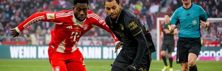 Deutschland: Fussball Bundesliga 2025/26, 19. Spieltag - FC Bayern München vs FC Augsburg - Allianz-Arena München: Alphonso Davies FC Bayern München, 19 Alexis Claude-Maurice FC Augsburg, 20 Schiedsrichter Florian Exner Münster *** Germany Soccer Bundesliga 2025 26, 19 Matchday FC Bayern Munich vs FC Augsburg Allianz Arena Munich Alphonso Davies FC Bayern Munich, 19 Alexis Claude Maurice FC Augsburg, 20 Referee Florian Exner Münster Copyright: xJOERANxSTEINSIEKx