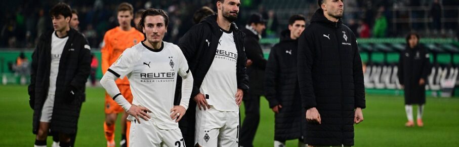 02.12.2025 Moenchengladbach Fussball, Herren, Saison 2025/2026, DFB-Pokal, Achtelfinale Borussia Moenchengladbach vs. FC St. Pauli Enttaeuscht Enttaeuschung bei den Gladbachern nach Spielende. v. li. Rocco Reitz Gladbach, Tim Kleindienst Gladbach, Haris Tabakovic Gladbach DFL regulations prohibit any use of photographs as image sequences and/or quasi-video. Borussia-Park NRW Deutschland *** 02 12 2025 Moenchengladbach Fußball, Herren, Saison 2025 2026, DFB Pokal, Achtelfinale Borussia Moenchengladbach vs FC St Pauli Enttaeuscht Enttaeuschtung bei den Gladbachern nach Spielende v li Rocco Reitz Gladbach , Tim Kleindienst Gladbach , Haris Tabakovic Gladbach DFL regulations prohibit any use of photographs as image sequences and or quasi video Borussia Park NRW Deutschland