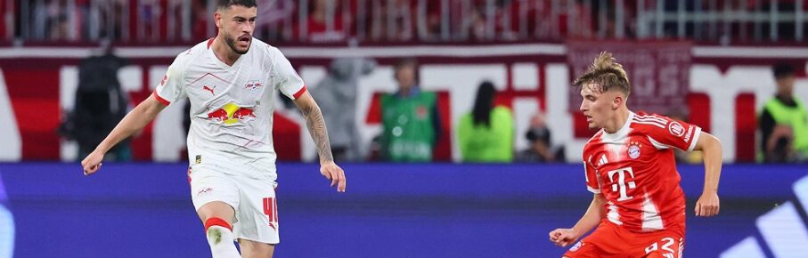 Bayern Muenchen - RB Leipzig / Bundesliga München, 22.08.2025, Allianz-Arena, Fußball Bundesliga, Spieltag 1 , FC Bayern Muenchen vs. RB Leipzig 6:0 3:0 , Im Bild v.l.: Romulo 40, RB Leipzig und Lennart Karl 42, Bayern , *** Bayern Muenchen RB Leipzig Bundesliga Munich, 22 08 2025, Allianz Arena, Soccer Bundesliga, Matchday 1 , FC Bayern Muenchen vs RB Leipzig 6 0 3 0 , In the picture from l Romulo 40, RB Leipzig and Lennart Karl 42, Bayern , Picture Point