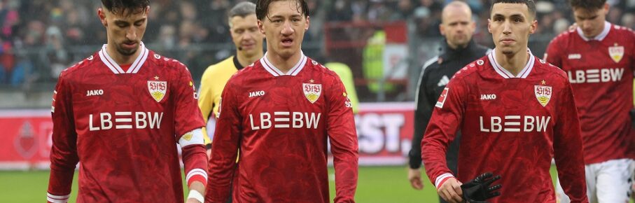 Hamburg , Fußball Bundesliga Fußball FC St. Pauli vs. VfB Stuttgart , von links: Atakan Karazor / Angelo Stiller / Bilal El Khannouss  VfB  *** Hamburg , Bundesliga soccer FC St Pauli vs VfB Stuttgart , from left Atakan Karazor Angelo Stiller Bilal El Khannouss VfB