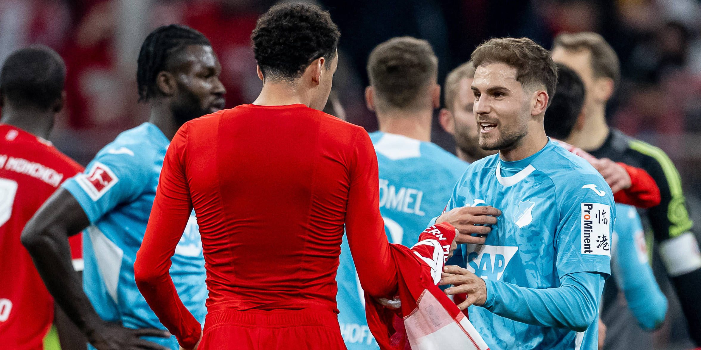 Luka Duric sichert sich nach seinem Debüt für die TSG Hoffenheim das Trikot von Jamal Musiala.