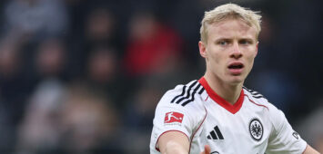 31.01.2026, Fussball Bundesliga, Eintracht Frankfurt - Bayer 04 Leverkusen, v.l., Oscar Hojlund Eintracht Frankfurt gibt Anweisungen, gestikuliert, mit den Armen gestikulieren, gives instructions, gesticulate DFL/DFB REGULATIONS PROHIBIT ANY USE OF PHOTOGRAPHS AS IMAGE SEQUENCES AND/OR QUASI-VIDEO. xdcx *** 31 01 2026, Fußball Bundesliga, Eintracht Frankfurt Bayer 04 Leverkusen, v l , Oscar Hojlund Eintracht Frankfurt gibt Anweisungen, gestikuliert, mit den Armen gestikulieren, gives instructions, gesticulate DFL DFB REGULATIONS PROHIBIT ANY USE OF PHOTOGRAPHS AS IMAGE SEQUENCES AND OR QUASI VIDEO xdcx Copyright: HMBxMedia/Claus