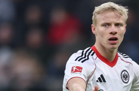 31.01.2026, Fussball Bundesliga, Eintracht Frankfurt - Bayer 04 Leverkusen, v.l., Oscar Hojlund Eintracht Frankfurt gibt Anweisungen, gestikuliert, mit den Armen gestikulieren, gives instructions, gesticulate DFL/DFB REGULATIONS PROHIBIT ANY USE OF PHOTOGRAPHS AS IMAGE SEQUENCES AND/OR QUASI-VIDEO. xdcx *** 31 01 2026, Fußball Bundesliga, Eintracht Frankfurt Bayer 04 Leverkusen, v l , Oscar Hojlund Eintracht Frankfurt gibt Anweisungen, gestikuliert, mit den Armen gestikulieren, gives instructions, gesticulate DFL DFB REGULATIONS PROHIBIT ANY USE OF PHOTOGRAPHS AS IMAGE SEQUENCES AND OR QUASI VIDEO xdcx Copyright: HMBxMedia/Claus