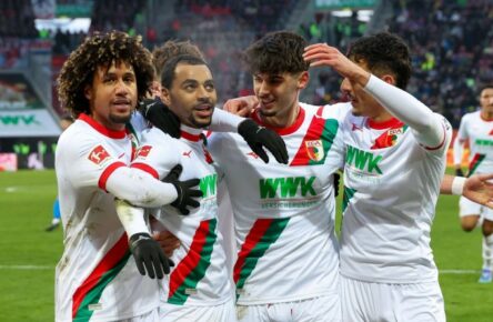 Der FC Augsburg jubelt im Spiel gegen den 1. FC Heidenheim.