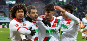 Der FC Augsburg jubelt im Spiel gegen den 1. FC Heidenheim.