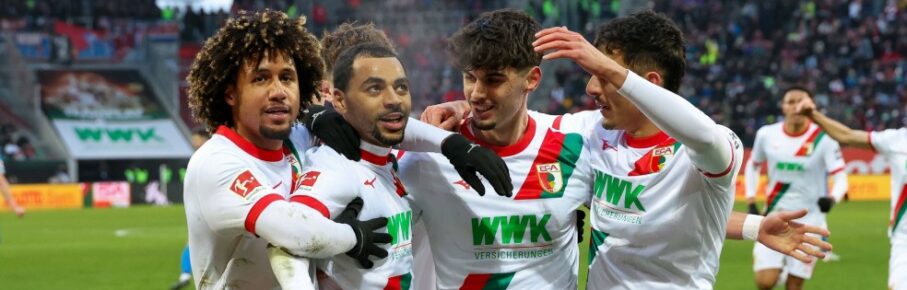 Der FC Augsburg jubelt im Spiel gegen den 1. FC Heidenheim.