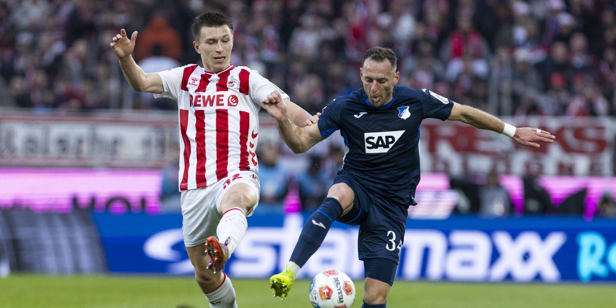 Kristoffer Lund vom 1. FC Köln und Vladimir Coufal von der TSG Hoffenheim