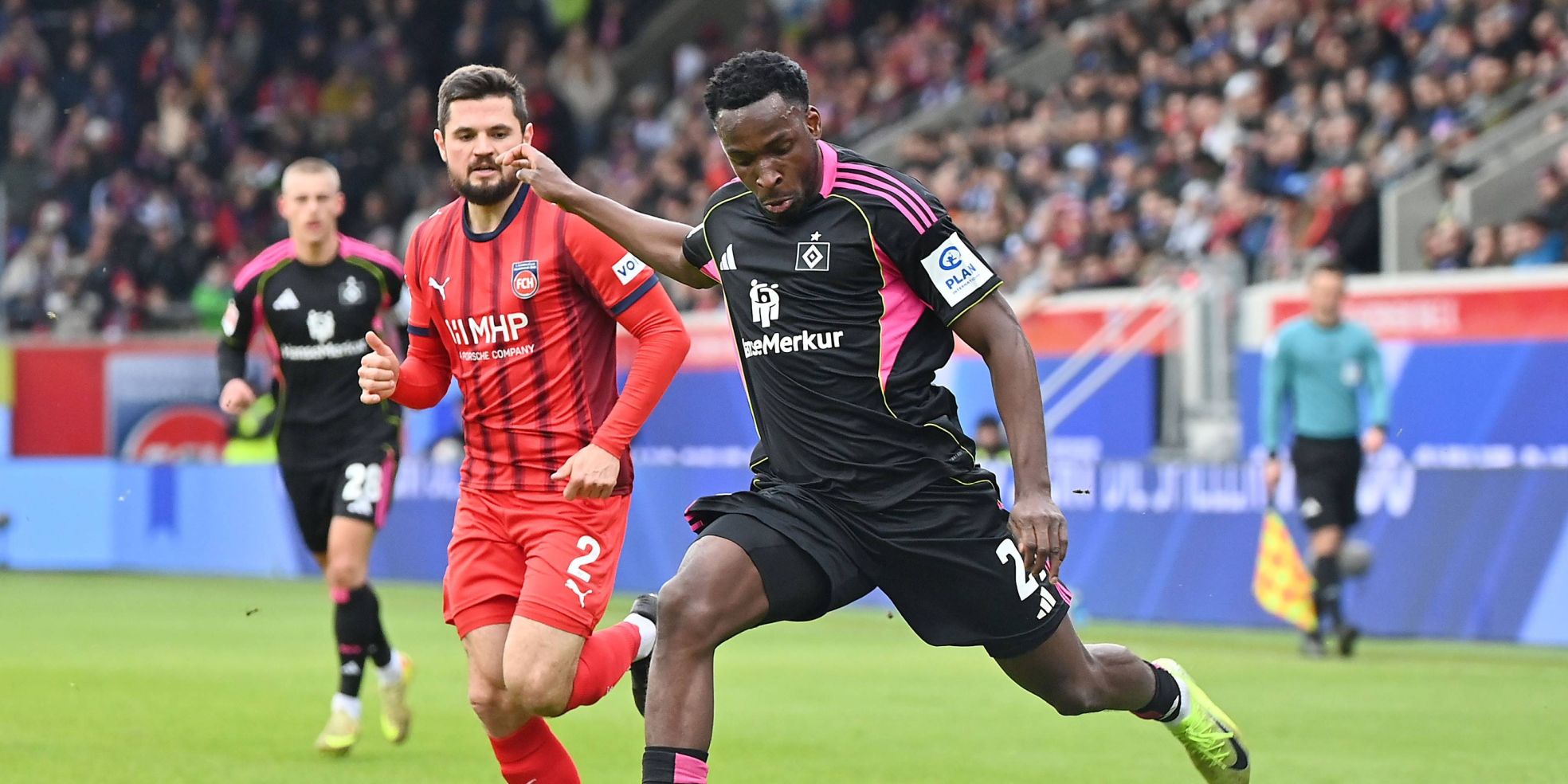 Philip Otele vom HSV feiert sein Bundesliga-Debüt