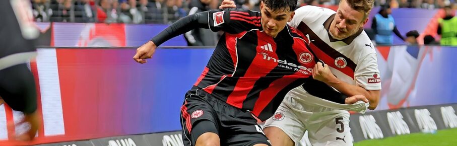 Frankfurt, Deutschland 25. Oktober 2025: 1. BL - 2025/2026 - Eintracht Frankfurt vs. FC St. Pauli Im Bild: v. li. im Zweikampf Can Uzun Frankfurt gegen Hauke Wahl St. Pauli. /// DFL regulations prohibit any use of photographs as image sequences and/or quasi-video /// Deutsche Bank Park Hessen *** Frankfurt, Germany October 25, 2025 1 BL 2025 2026 Eintracht Frankfurt vs FC St Pauli In picture from left in duel Can Uzun Frankfurt vs Hauke Wahl St Pauli DFL regulations prohibit any use of photographs as image sequences and or quasi video Deutsche Bank Park Hessen Copyright: xFotostandx/xRacochax