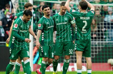 Cameron Puertas (Mitte) spielt bei Werder Bremen endlich eine tragende Rolle