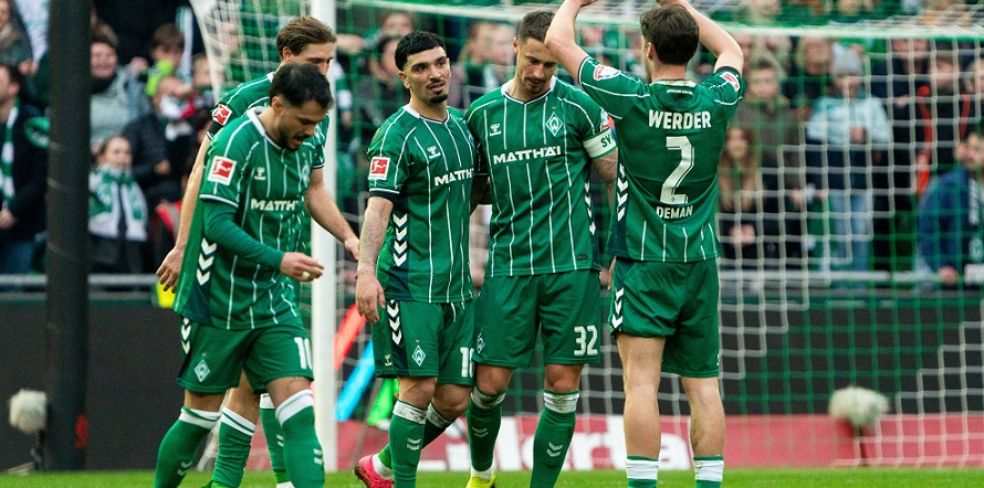 Cameron Puertas (Mitte) spielt bei Werder Bremen endlich eine tragende Rolle