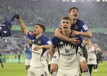 Giorgi Gocholeishvili und Luka Vuskovic jubeln für den HSV