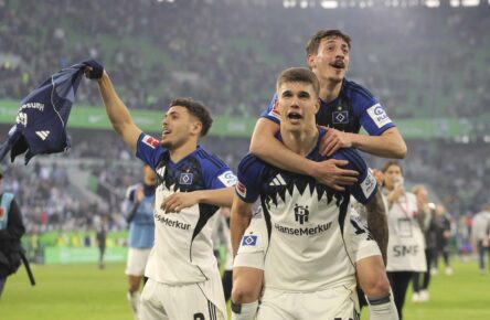 Giorgi Gocholeishvili und Luka Vuskovic jubeln für den HSV