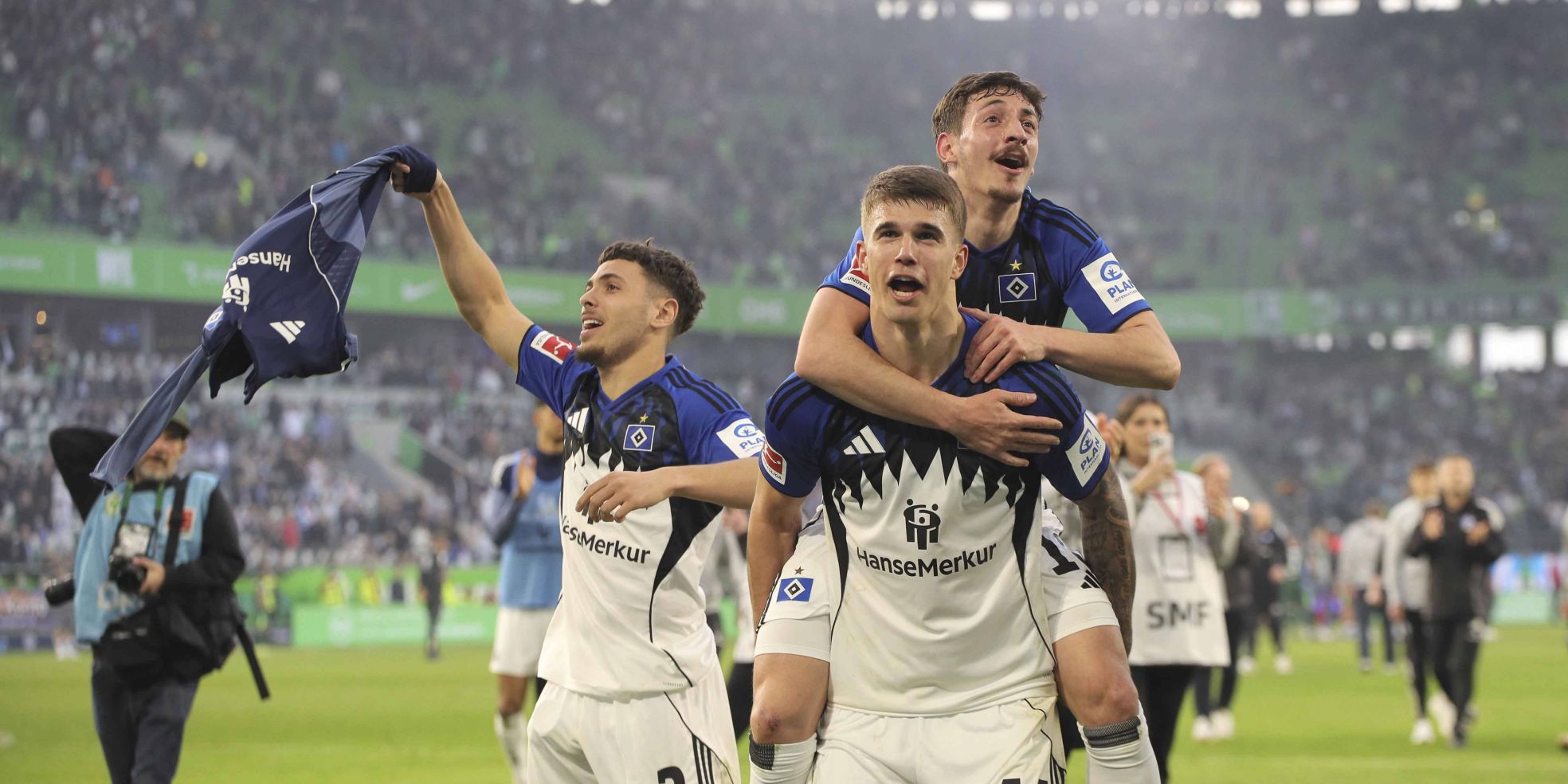 Giorgi Gocholeishvili und Luka Vuskovic jubeln für den HSV