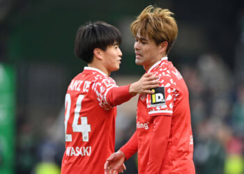 Kaishu Sano neben Sota Kawasaki beim Auswärtsspiel in Bremen.