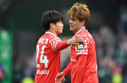 Kaishu Sano neben Sota Kawasaki beim Auswärtsspiel in Bremen.